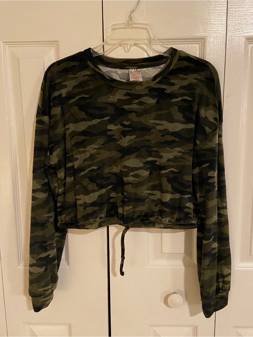 No Boundaries Green Camo Cropped Drawstring Sweatshirt